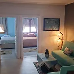 Reina, * Kuşadası